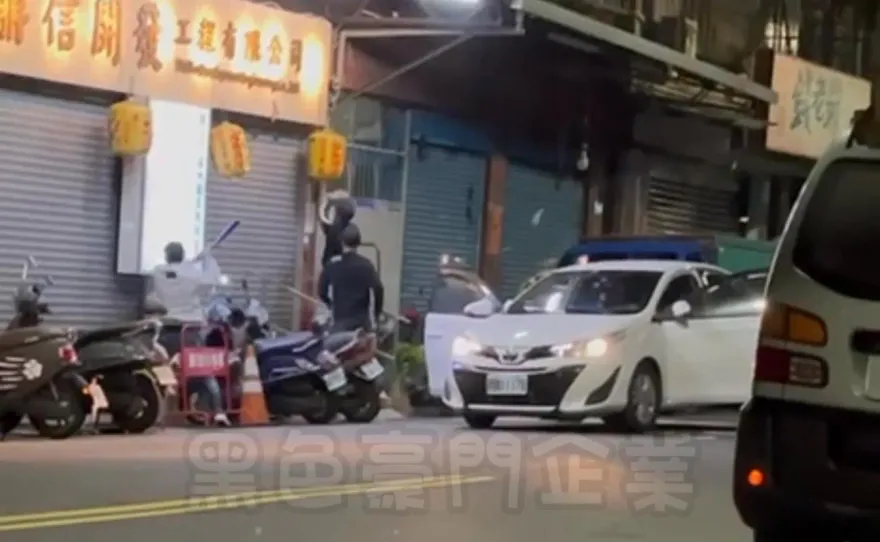 影/棒球隊出沒！新北蘆洲里辦公室遭狠砸潑漆　疑債務糾紛警逮5嫌送辦