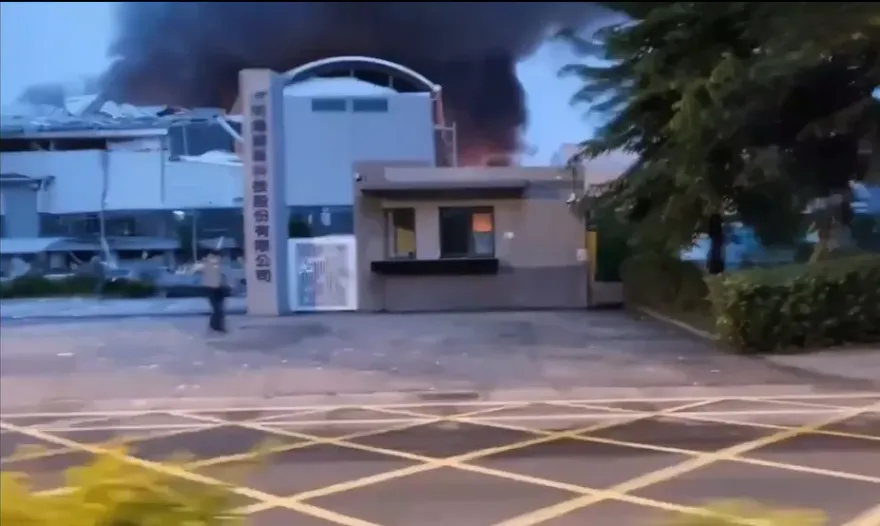 屏東科技廠大爆炸/「二度爆炸」畫面曝！巨聲嚇壞民眾　4消防弟兄受困待援