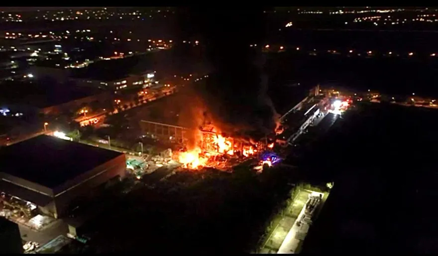屏東高爾夫球具廠大爆炸/空拍畫面曝光！屏東科技廠大爆炸還在燒　惡火照亮天際黑煙竄天