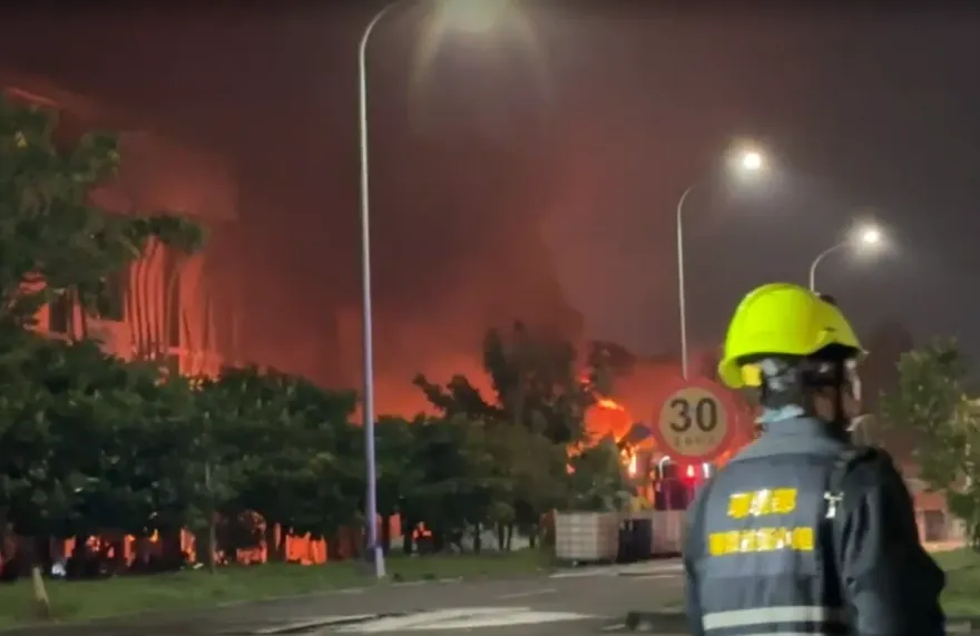屏東科技廠大爆炸/消防局長喊「射水就爆炸！」網嘆：「火神的眼淚」真實發生