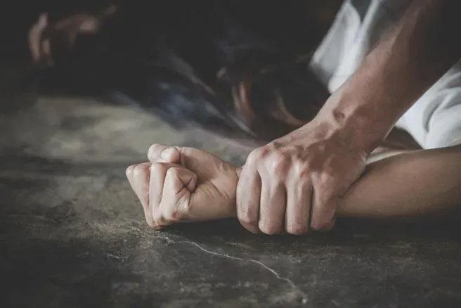 朋友妻不可戲！老婆被亂摸、男打瞎友人左眼　判1年8月