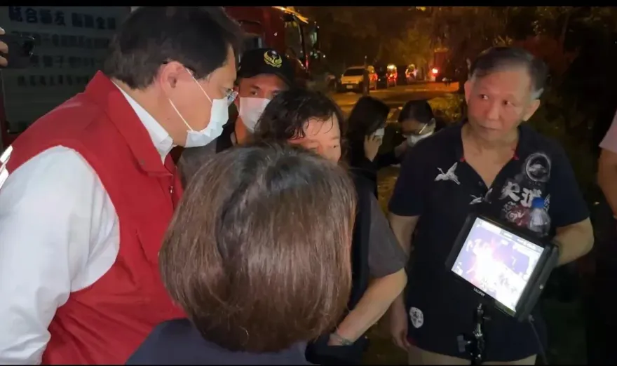 屏東高爾夫球具廠大爆炸/現場延燒超過11小時　水炮車持續射水降溫空拍機監控