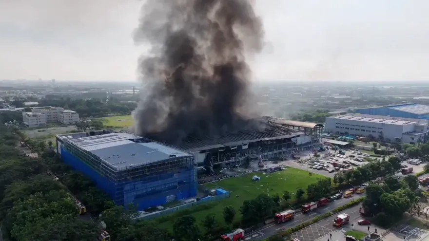 屏東高爾夫球具廠大爆炸/消防局證實06:16再尋獲1男性遺體　剩2人失聯