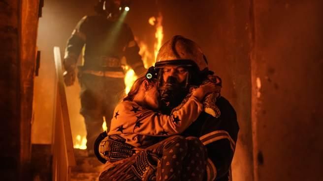 屏東高爾夫球具廠大爆炸／薪水曝光！4勇消命喪火窟　網怒批打火弟兄「拿命換錢」