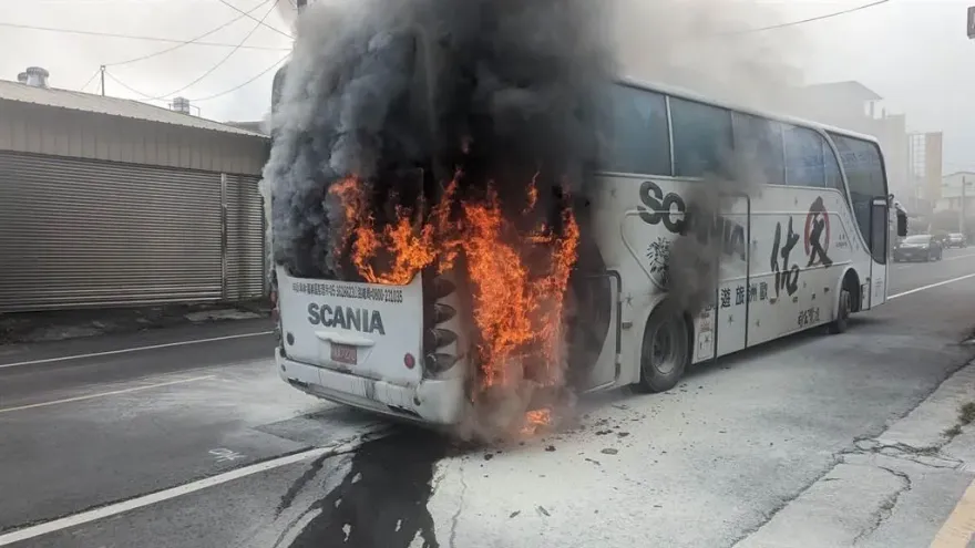 快訊/出遊驚魂！南投鹿谷遊覽車突竄火煙　40人緊急逃生