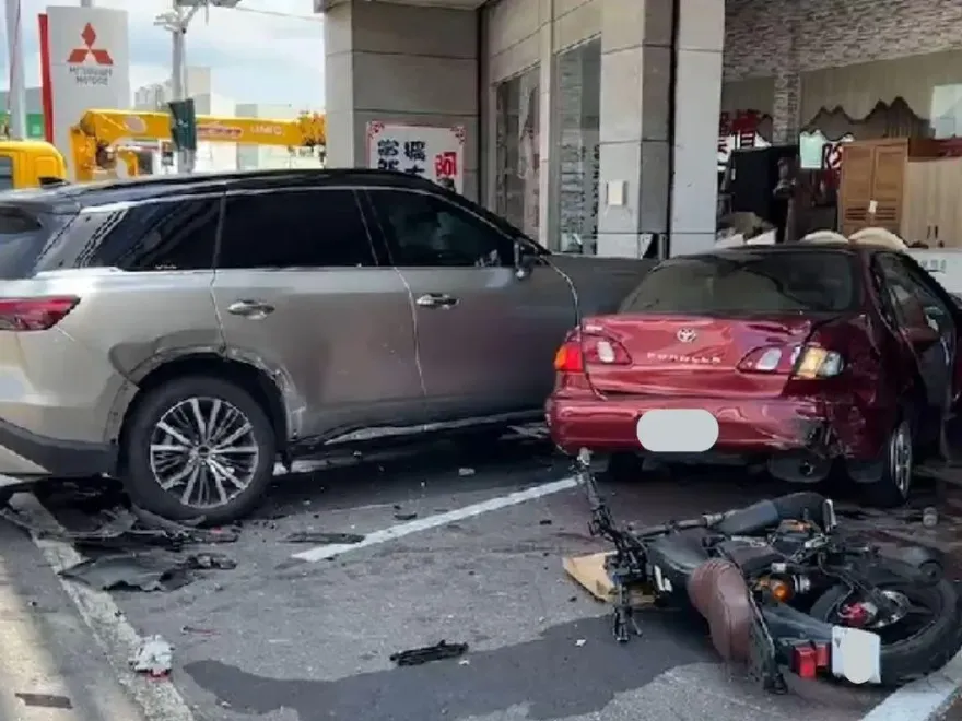 快訊/台南永康「6汽車2機車追撞」！小客車衝進騎樓　6人受傷緊急送醫