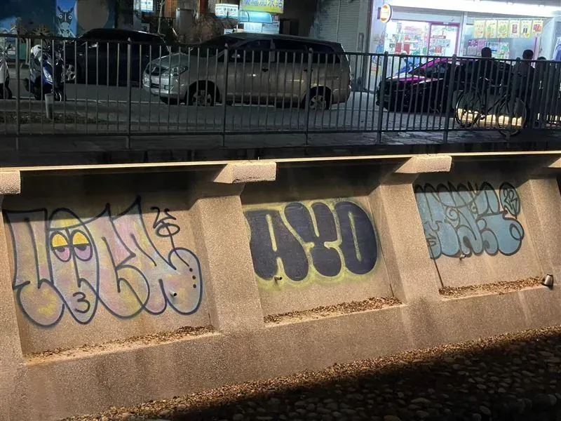 以為來到貧民窟！台中逢甲商圈河堤遭「大量塗鴉」　警方不忍了