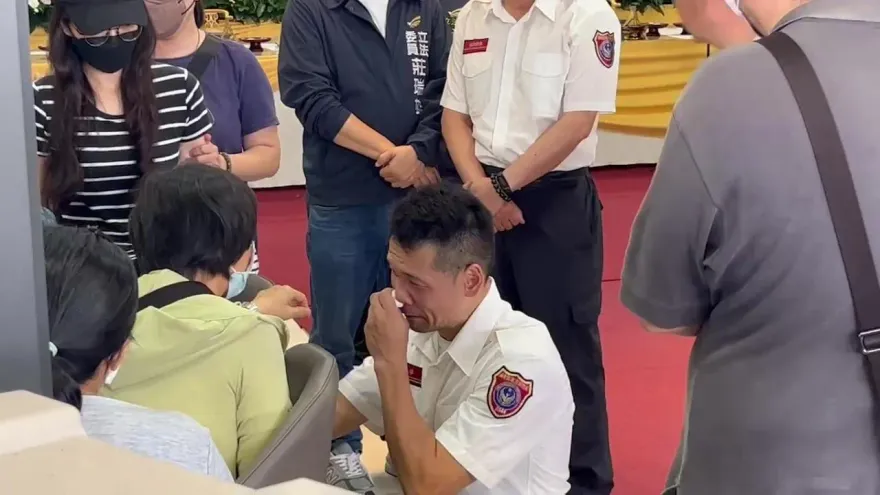 屏東高爾夫球具廠大爆炸/4英雄一夕隕落！屏二分隊長李炯佑靈堂單膝下跪痛哭
