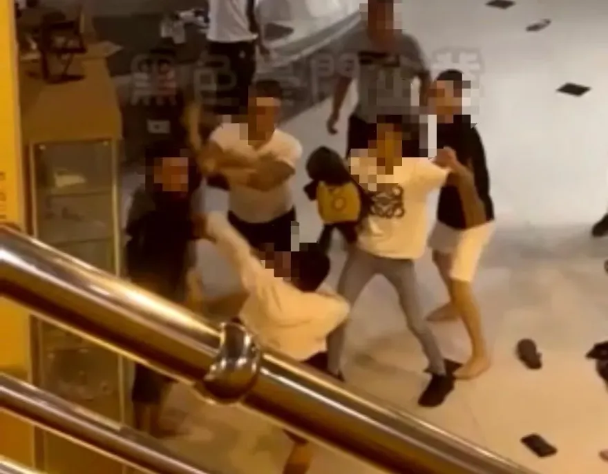 影/眼神確認過就開扁！嘉義KTV爆圍毆　他遭槍托狠K頭破血流倒地