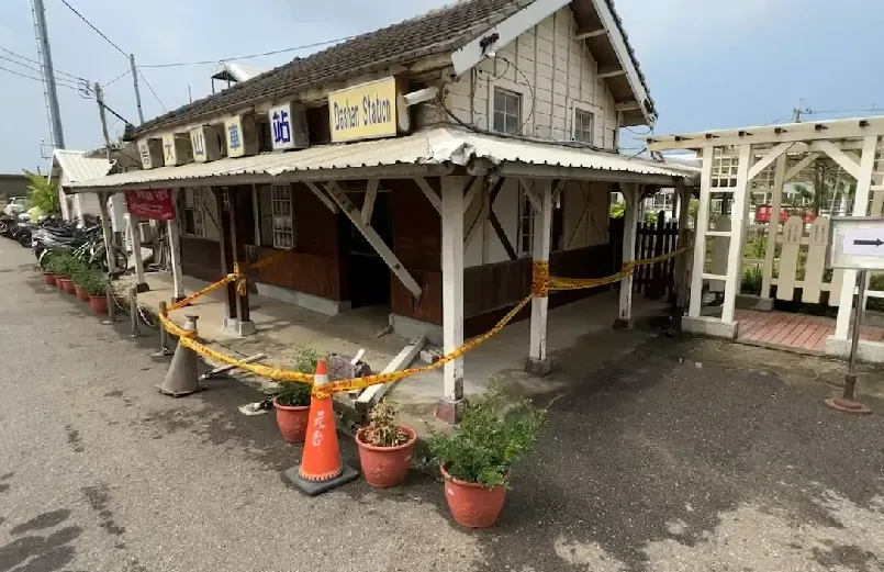 影/拍照手剎車沒拉好！　苗栗百年木造「大山火車站」遭撞木柱應聲斷
