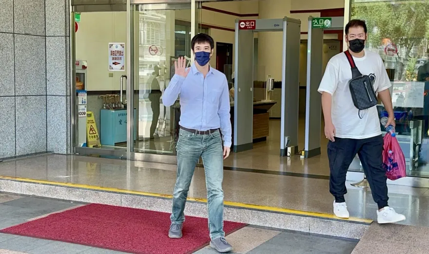 快訊/王力宏、李靚蕾家事法庭2hr交鋒　先後步出法院揮手鞠躬離開