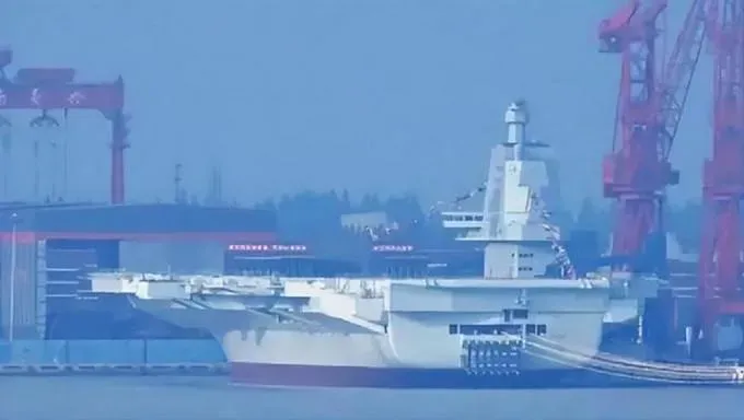 陸「福建艦」航母甲板畫線煙囪冒煙　網傳十一前後海試