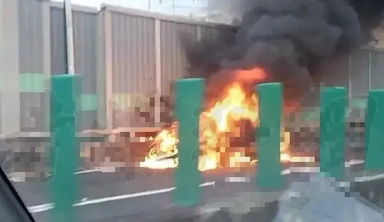 影/引擎室冒濃煙臨停後「整輛車變火球」！國道10號西向高雄左營段驚傳火燒車