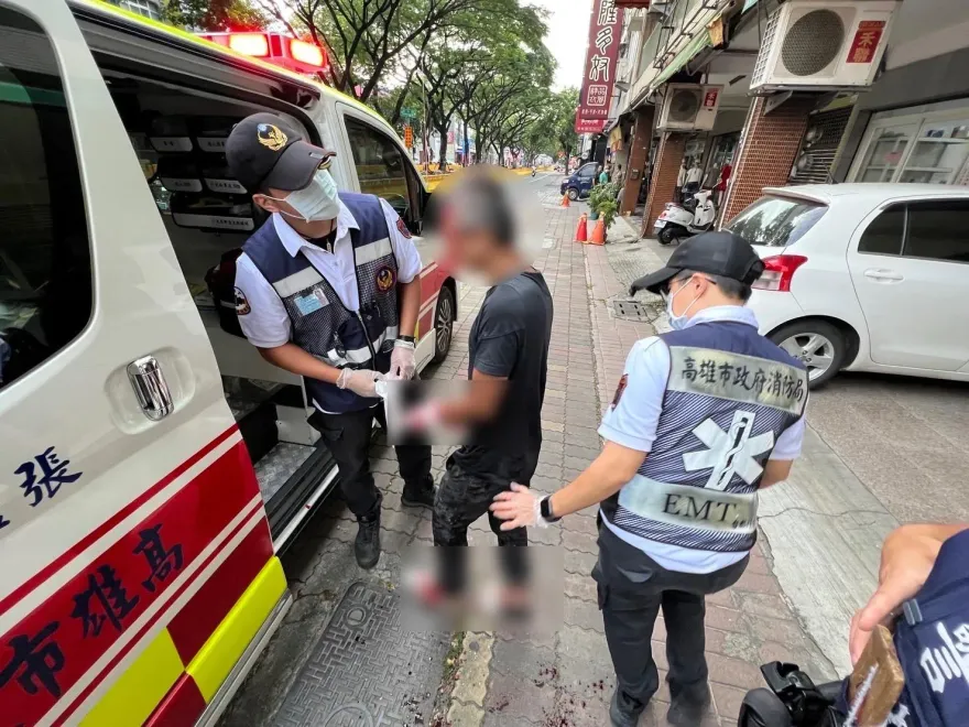影/不讓我上工就砍你！高雄輕軌工地爆雙刀流血衝突　男子劃傷包商反被打趴