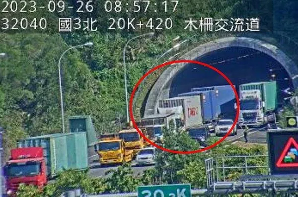 快訊／上班族哀號!　國3木柵交流道3大貨車追撞 紫爆回堵5公里