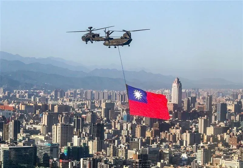 國慶半兵力預演　直升機懸巨幅國旗通過總統府上空
