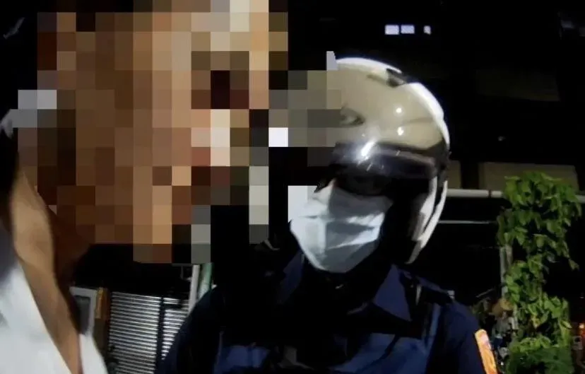 影/恍惚男路中間雙黃線漫步！通緝犯報假身分被抓包　糗喊「不演了」
