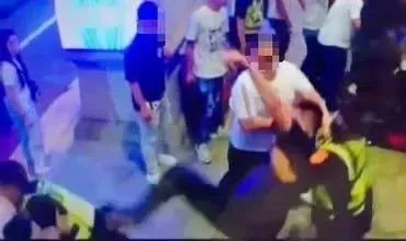 影/89猴群襲警片！竹市KTV爆10多人群毆　警處理慘被重踹＋擒抱
