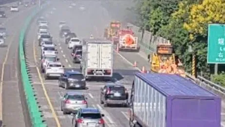 國道3號桃園龍潭段水泥粉大量散落！肇事貨車烙跑　中外線車道慘回堵2公里