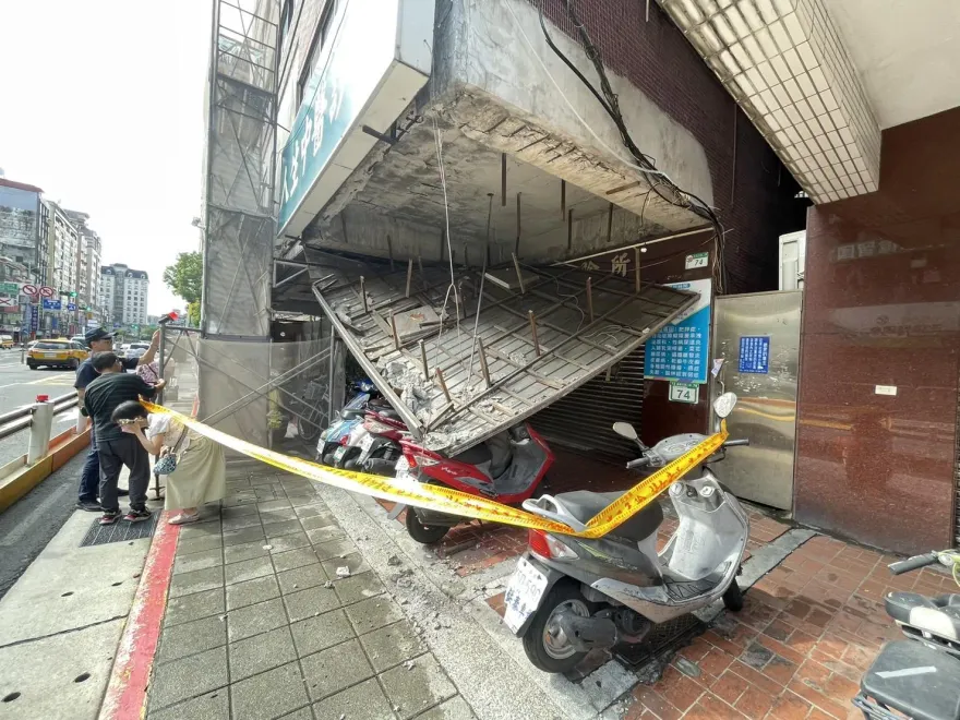 快訊/嚇死人！北市騎樓天花板垮掉　整排機車遭重壓