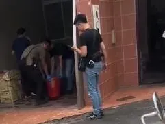 快訊/攻堅畫面曝光！台南警衝透天厝逮毒販　破地下製毒廠起出「桶裝」毒品