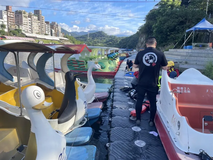 快訊/新店碧潭天鵝船旁7旬翁男屍「浮出水面」！警急撈上岸清查身分中