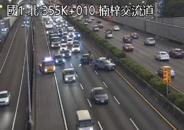 快訊/國1北上高雄楠梓疑大雨釀禍3車追撞　孕婦幼童受傷急送醫