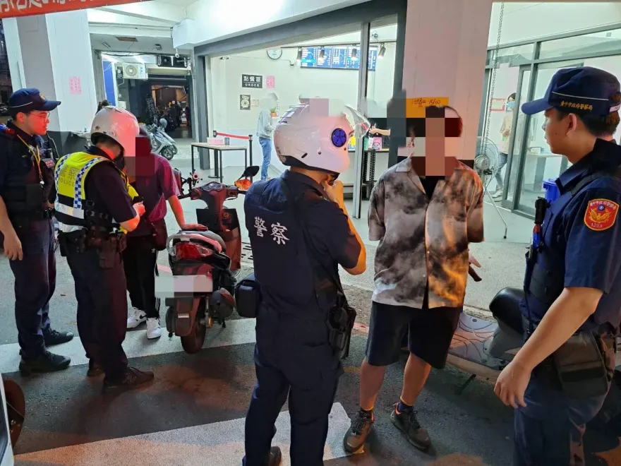 影/外籍生喝開了！騎車違規跨線聊天　雙雙酒駕進警局
