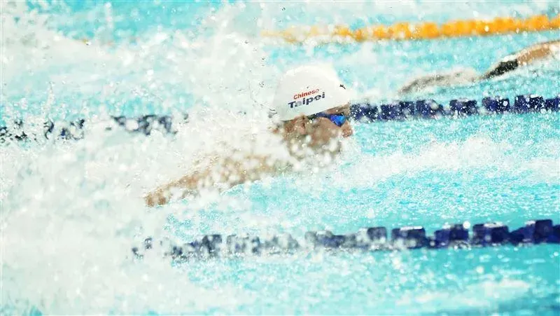 杭州亞運/博士生黃渼茜泳池飆速！壓線游進女子50公尺自由式決賽
