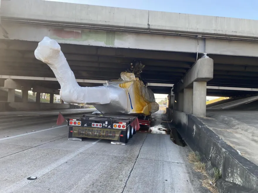 涼去啊！卡車運送3千萬直升機竟卡高架橋下　為脫困只能剪斷螺旋漿