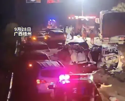 影/廣西高速公路驚傳多車追撞　汽車遭「撞爛成廢鐵」致5死15傷