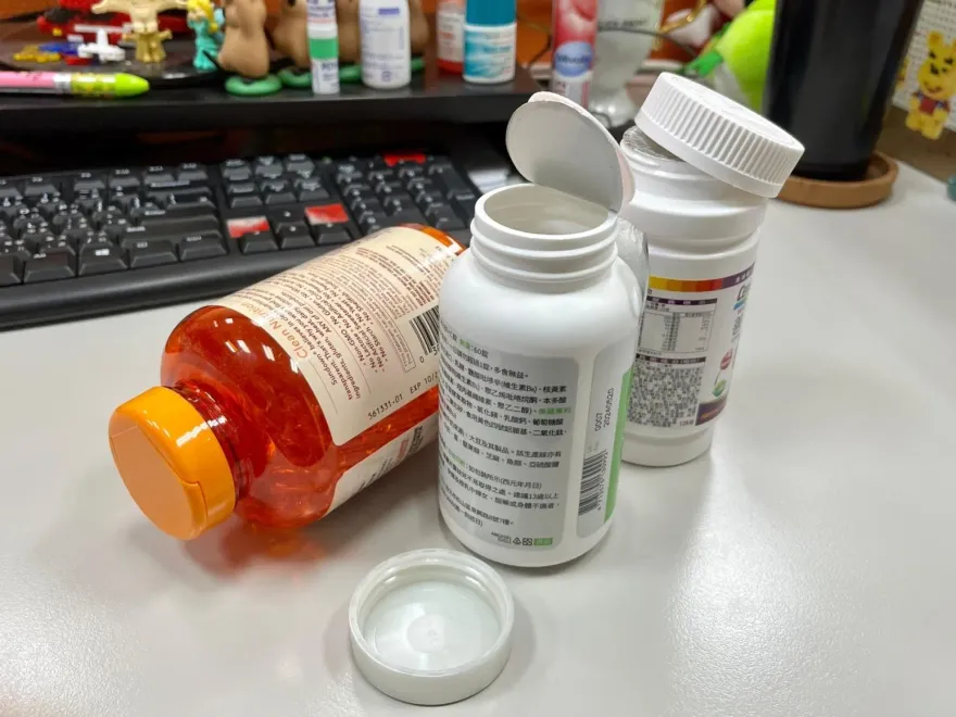 不是隔絕空氣！藥瓶內塑膠紙「真正用途」驚呆網　藥廠籲：最好快扔