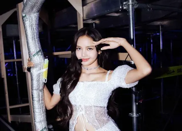 Lisa越愛越高調？LVMH三公子甜蜜陪身邊...瘋馬秀「慶功宴熱舞」全被拍