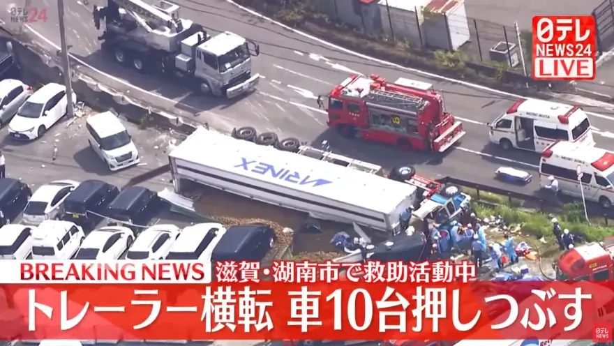 影/貨櫃車過彎翻覆波及路旁停車場10輛小客車　駕駛重傷失去意識