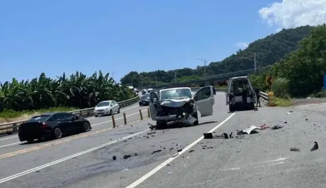 台東太麻里香蘭路段嚴重車禍釀3傷！廂型車跟轎車對撞「車頭全毀變形」1命危