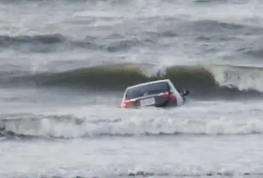 影/慘跟海龍王「車聚」！苗栗天兵竟揪團衝沙灘飆車　漲潮後數十萬沒了