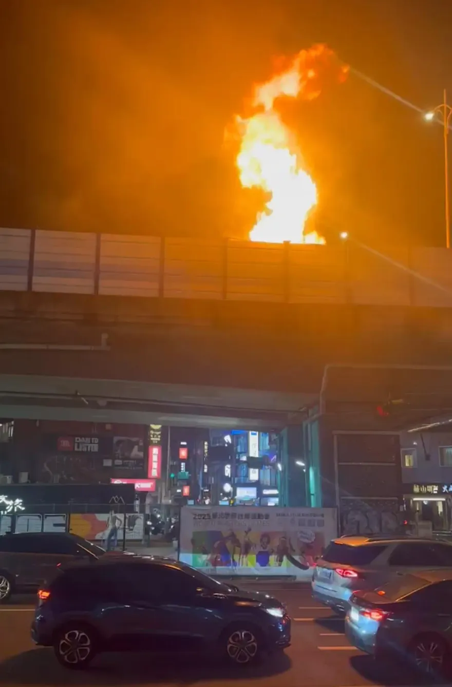 快訊/北市新生高架火燒車　箱型車陷火海警消趕赴灌救