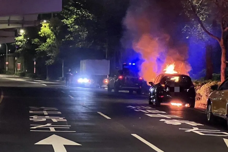 快訊/新北板橋4車連環撞　1車起火燃燒1人受傷送醫