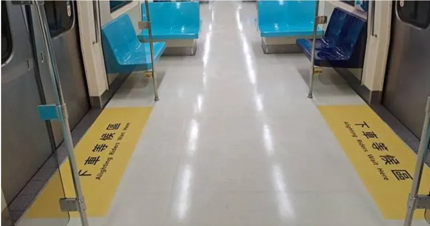 軍人狂腹瀉被點名讓位...臉色蒼白「差點死在車上」　大媽「這舉動」眾人傻眼