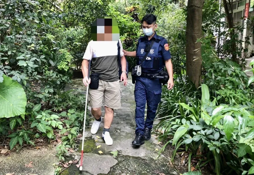 你是我的眼！北投男睡醒「眼前一片黑」　暖警到府協助送醫