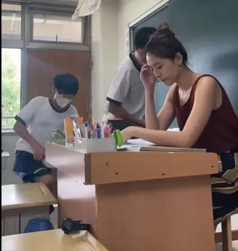 正妹老師斥學生跳八家將！她「超辣」身分被神出 　笑稱網友可來學校當志工拖地
