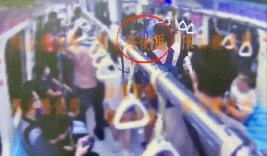 影/捷運車廂變格鬥擂台　2女乘客互毆扯髮踩腳「纏鬥到月台」