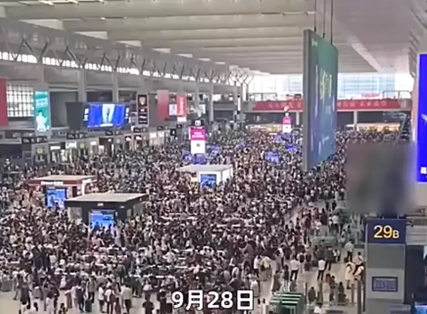 堵到崩潰！陸中秋國慶連假人員流動量估破20.5億　他返鄉塞12小時才出省