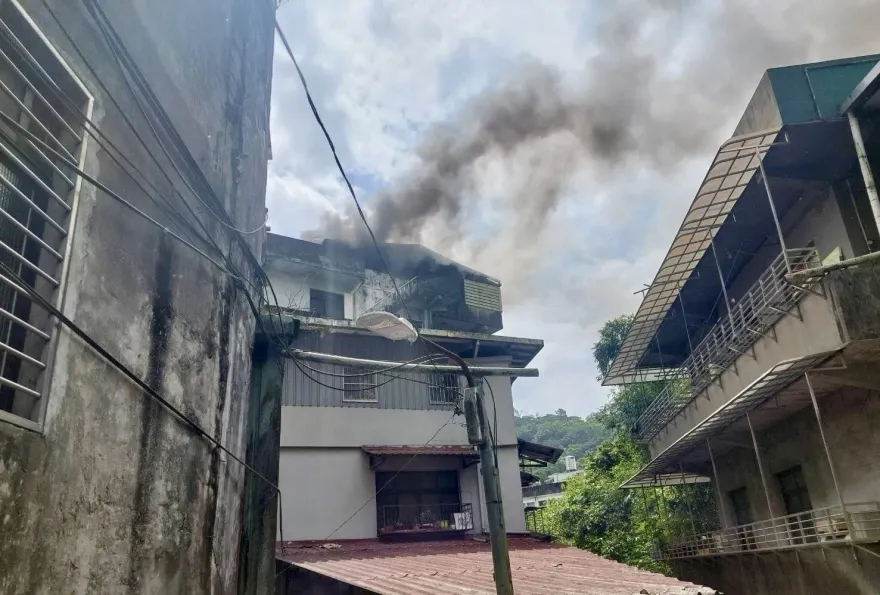 快訊/新北新店住宅火警黑煙狂竄　疑飲水機起火警消疏散10住戶