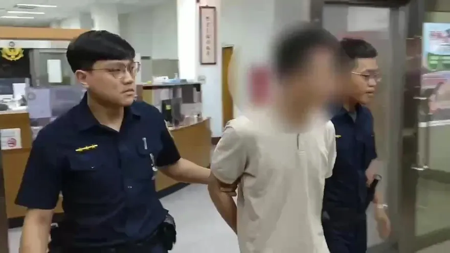 就是要騙你！新店男連2日投資遭詐　警超商埋伏竟逮獲香港籍車手