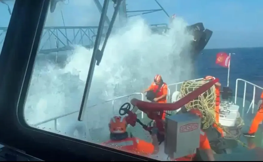 影/衝撞影片曝！陸籍鐵殼船越界衝撞　海巡艦艇受損扣船押回台北港