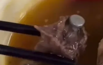 女子喝湯驚見「肉上插著一根釘」　網一看直呼「是人肉快報警！」
