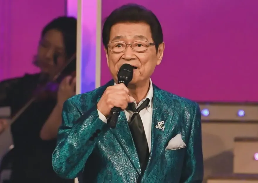 才辦演唱會宣告退休！一代歌王棚橋靜雄多重器官衰竭離世　享壽85歲