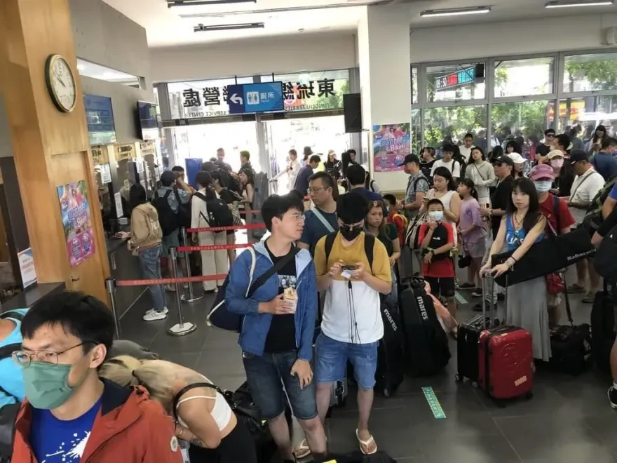 中秋連假首日近萬人湧入小琉球！船隻、機車預定通通客滿