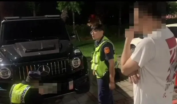 影/中秋執法不打烊！台中警查獲千萬賓士6違規　送7萬罰單大禮包